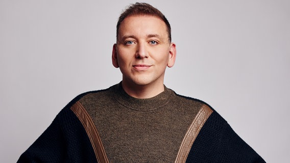 Comedian Daniel Ryan Spaulding vor rosa Hintergrund Comedian Daniel Ryan Spaulding vor rosa Hintergrund © Daniel Ryan Spaulding / Maximilian Koening Foto: Maximilian Koening