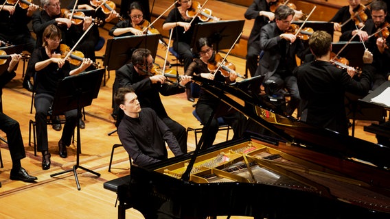 Pianist Lukas Sternath beim Finalkonzert des 71. Internationalen ARD-Musikwettbewerb in München. © Daniel Delang 