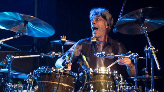 Stewart Copeland sitzt hinter dem Schlagzeug Stewart Copeland sitzt hinter dem Schlagzeug © picture alliance / Photoshot
