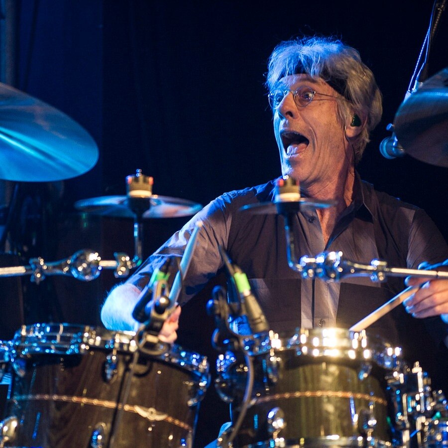 Stewart Copeland sitzt hinter dem Schlagzeug © picture alliance / Photoshot 