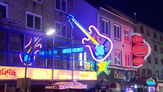 Eine bunt beleuchtete Fassade in Hamburg Eine bunt beleuchtete Fassade in Hamburg © NDR