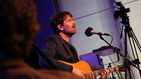 Niels Frevert mit Gitarre am Mikrofon im Studio von NDR Kultur. © NDR Foto: Claudius Hinzmann