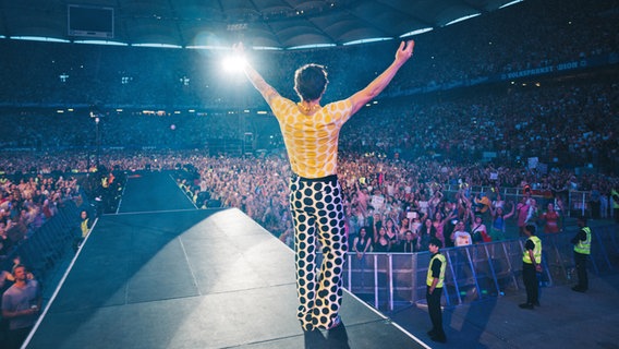 Der englische Musiker Harry Styles im Konzert vor 50.000 Fans im Hamburger Volksparkstadion © Lloyd Wakefield Foto: Lloyd Wakefield