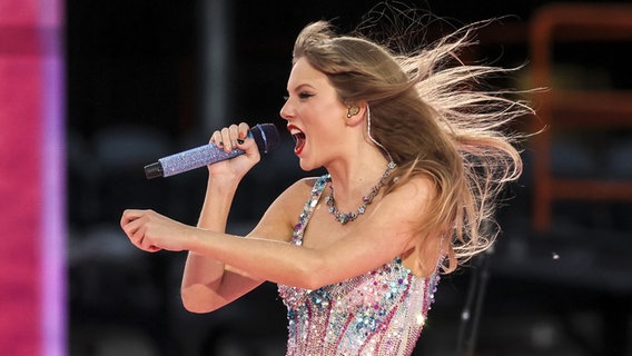 US-Sängerin Taylor Swift beim Konzert mit wehenden Haaren und Mikro in der Hand © Shanna Madison/TNS via ZUMA Press Wire/dpa +++ dpa-Bildfunk +++a-Bildfunk +++ Foto: Shanna Madison
