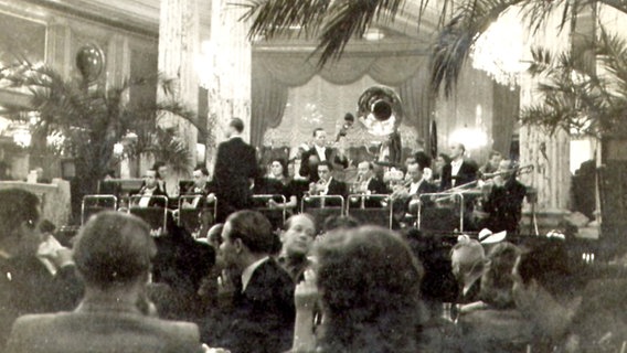Im Hamburger Alsterpavillon tritt 1941 die John Kristel Band vor Fans auf. © Barmbeker Schallarchiv 