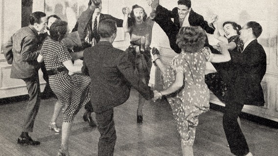 Jugendliche tanzen 1938 zum Song "Big Apple" Swing in Hamburg. © Barmbeker Schallarchiv 