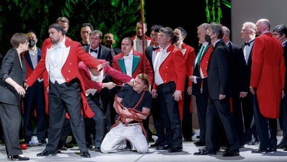 Der Tenor Klaus Florian Vogt als Tannhäuser und die Chorsänger auf der Bühne der Hamburger Staatsoper in der Oper "Tannhäuser" Der Tenor Klaus Florian Vogt als Tannhäuser und die Chorsänger auf der Bühne der Hamburger Staatsoper in der Oper "Tannhäuser" © Markus Scholz/dpa +++ dpa-Bildfunk Foto: Markus Scholz