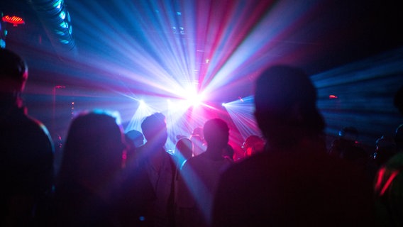 Menschen tanzen in einem Club mit Stroboskoplicht © Sophia Kembowski/dpa-Bildfunk Foto: Sophia Kembowski