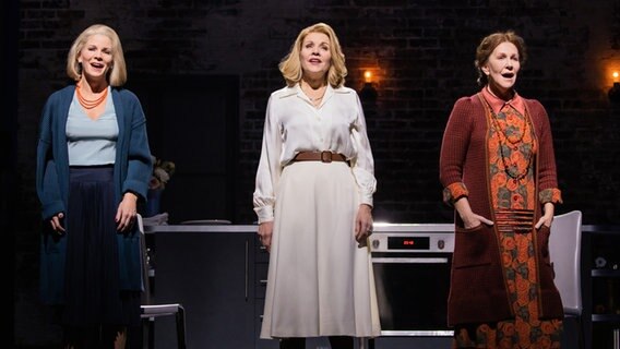 Kelli O'Hara, Renée Fleming und Joyce DiDonato auf der Bühne © Evan Zimmerman / Met Opera 