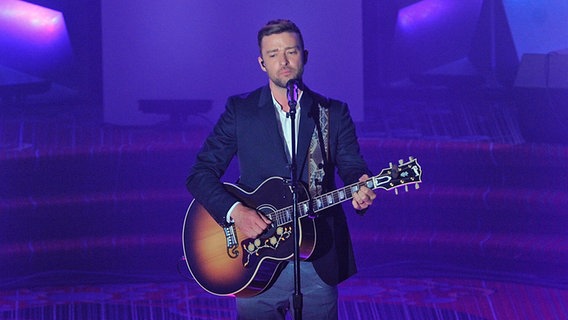Ein Mann steht mit einer Gitarre auf der Bühne. © picture alliance / AP Photo Foto: Brad Barket