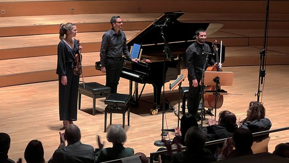 Das Trio Orelon: Judith Stapf, Marco Sanna und Arnau Rovira i Bascompte © NDR/ Nora Schmidtke 