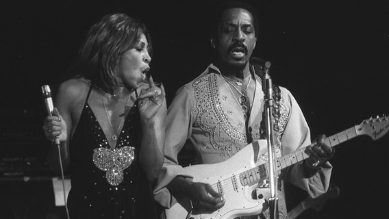 Ike und Tina Turner bei einem Konzert in Zürich im Jahr 1975 © picture alliance/KEYSTONE 
