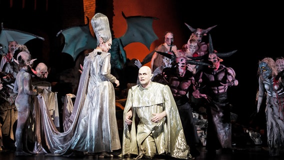 Szene mit Oana Solomon und Michael Kupfer-Radecky schwebt als Vampyr in "Der Vampyr" an der Staatsoper Hannover © Sandra Then Foto: Sandra Then