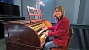 Stephan von Bothmer - der Stummfilmpianist spielt an einer Kinoorgel in Potsdam © NDR Foto: Patricia Batlle