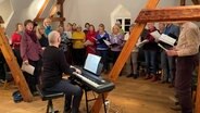 Ein Chor aus verschiedenen Personen probt im Kreis Stormann © NDR.de Foto: Linda Ebener