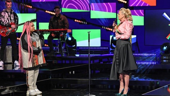 Zoe Wees steht auf der Bühne in Hamburg bei der Veranstaltung "Eurovision Song Contest 2021 - Countdown für Rotterdam" mit Barbara Schöneberger © NDR Foto: Uwe Ernst
