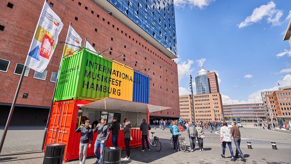 Bunter Container auf dem Vorplatz der Elbphilharmonie © Claudia Höhne 