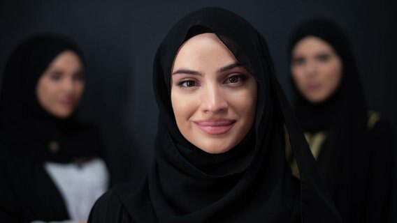 Porträt von drei muslimischen Frauen © picture alliance / Zoonar Foto: Benis Arapovic