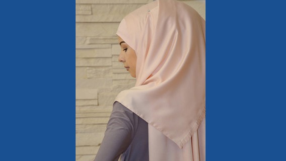 Eine muslimische Frau mit Kopftuch © instagram/_nourcollection 