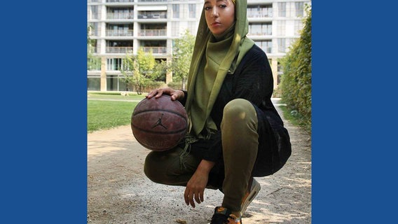 Eine moderne muslimische Frau hält einen Basketball in ihrer Hand © instagram/sanisshining 