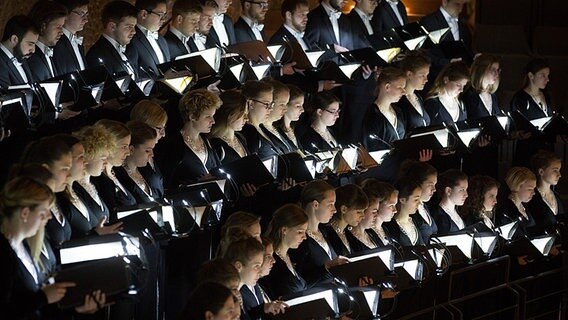 Der Chor der Hamburgischen Staatsoper bei der Uraufführung des Oratoriums "Arche" in der Elbphilharmonie. © dpa-Bildfunk Foto: Christian Charisius