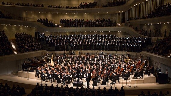 Uraufführung des Oratoriums "Arche" in der Elbphilharmonie. © dpa-Bildfunk Foto: Christian Charisius