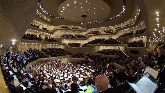 Der Große Saal der Elbphilharmonie bei der Uraufführung von Widmanns "Arche". © dpa-Bildfunk Foto: Christian Charisius