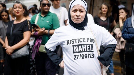Eine Frau mit Kopftuch und dem Schriftzug "Justice pour Nahel" auf dem T-Shirt. © picture alliance/dpa/MAXPPP | Thomas Padilla 