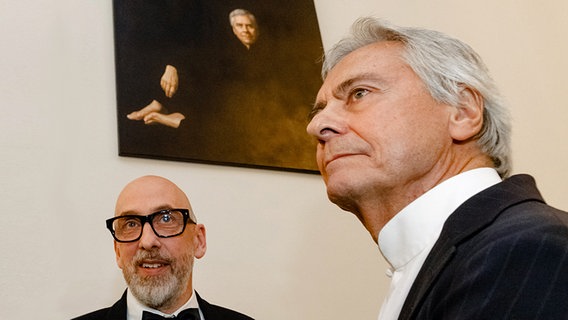 Hamburgs Ballettchef John Neumeier (r.) und Jochen Hein, der Maler des Porträts für den Künstler, das im Hintergrund hängt. © dpa - Bildfunk Foto: Markus Scholz