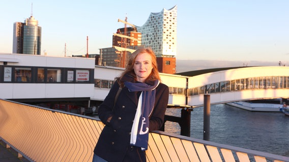 Nina Petri stützt sich auf eine Brüstung. Im Hintergrund ist die Elbphilharmonie zu sehen. Nina Petri stützt sich auf eine Brüstung. Im Hintergrund ist die Elbphilharmonie zu sehen. © picture alliance / PublicAd | Stefan Hoyer