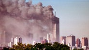 Eine Rauchwolke schwebt über New York, nachdem zwei gekidnappte Flugzeuge in das World Trade Center gesteuert wurden. © zz/Henry Lamb/STAR MAX/IPx 