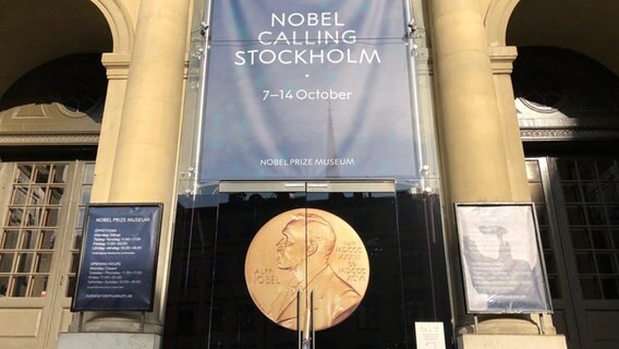 Eine goldene Nobelpreis-Medaille schmückt die Tür des Stockholmer Nobelpreismuseums © picture alliance/dpa Foto: Steffen Trumpf
