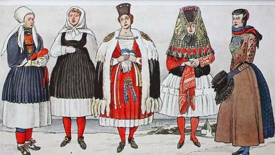 Menschen in Trachten, Mode, Kleidung in Deutschland, Trachten von Sylt und Föhr um das 19. Jahrhundert © picture alliance 