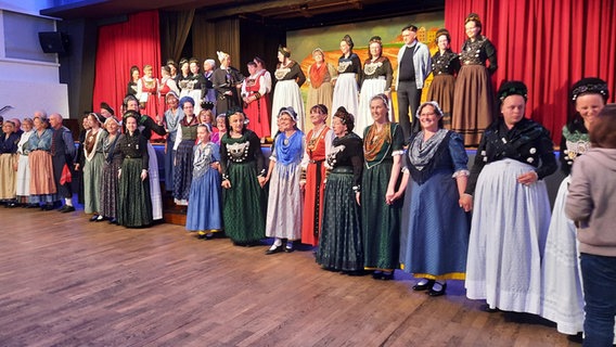 Friesinnen in ihrern regioanalen Trachten auf der Bühne. © Karin Haug NDR Foto: Karin Haug