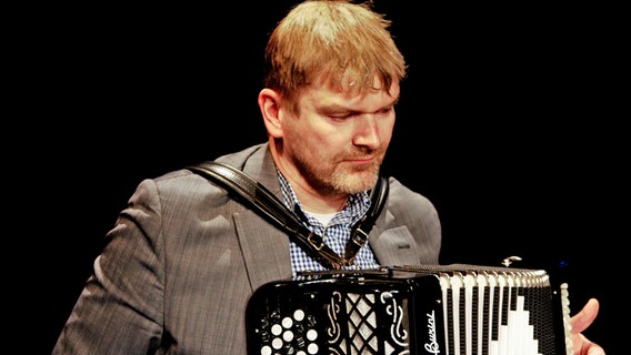 Jan Graf spielt auf einem Akkordeon. © NDR Foto: Lornz Lorenzen