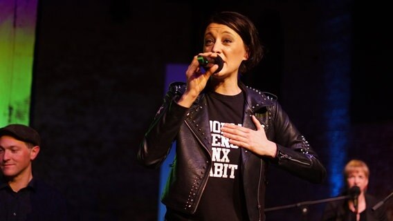 Annie Heger steht mit einem Mikrofon in der Hand auf einer Bühne. © NDR Foto: Lornz Lorenzen