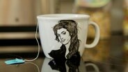 Teebecher mit Amy Winehouse Motiv © NDR Foto: Lornz Lorenzen
