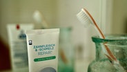 zahnbürste und Zahncreme im Badezimmer © NDR Foto: Lornz Lorenzen
