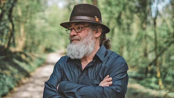 Der Autor Hugo Rendler mit Hut im Wald Der Autor Hugo Rendler mit Hut im Wald © Hugo Rendler