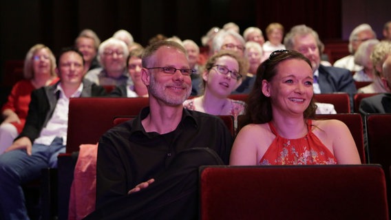 Zuschschauer im Theater lächeln © NDR Foto: Oke Jens