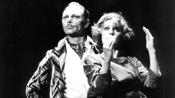 Nicole Heesters (r.) und Uwe Friedrichsen in dem Musical "Chicago" im Mai 1977 am Hamburger Thalia Theater. © dpa - Bildarchiv 