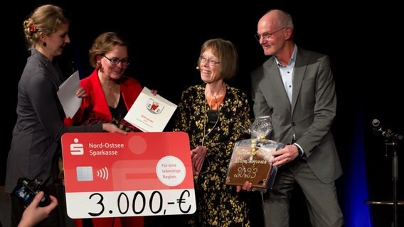 Heinke Hannig nimmt den Kappelner Literaturpreis auf der Bühne entgegen © NDR Foto: Lornz Lorenzen