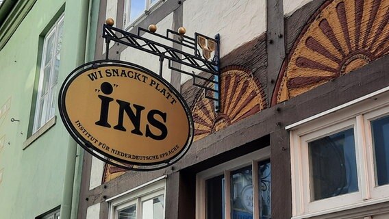 Ein Schild mit der Aufschrift "INS" über der Tür des Instituts für Niederdeutsche Sprache in Bremen. © NDR Foto: Lina Bande
