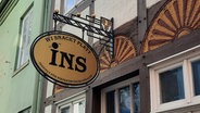 Ein Schild mit der Aufschrift "INS" über der Tür des Instituts für Niederdeutsche Sprache in Bremen. © NDR Foto: Lina Bande