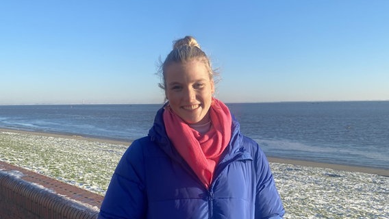 Die Platt-Reporterin Jördis Weerda steht am Meer und lächelt in die Kamera. Die Platt-Reporterin Jördis Weerda steht am Meer und lächelt in die Kamera. © NDR