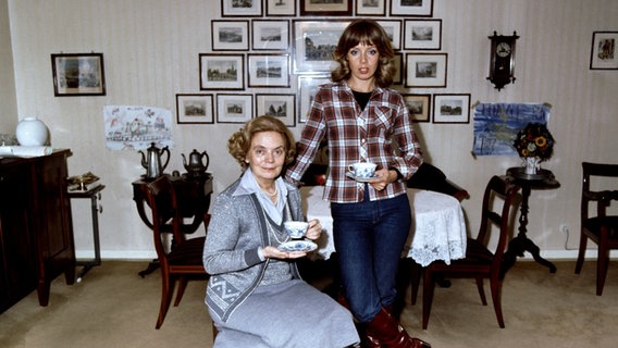 Heidi Kabel mit Tochter Heidi Mahler bei einer Kaffeestunde in ihrem Haus in Hamburg im Februar 1976 © picture-alliance / dpa Foto: Dieter Klar