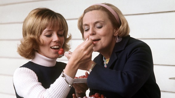 Heidi Kabel mit Tochter Heidi Mahler essen Erdbeeren 1969 bei den Dreharbeiten zu dem Film "Klein Erna auf dem Jungfernstieg" © dpa - Bildarchiv Foto: Ossinger