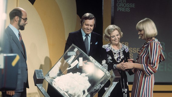 Heidi Kabel mit Wim Thoelke und Beate Hopf in der Sendung "Der große Preis" vom 15.6.1976 © picture alliance / United Archives Foto: United Archives / kpa / Grimm