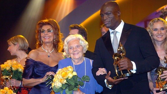 Heidi Kabel mit Schauspielerin Sophia Loren und Sänger Seal bei der Bambi-Verleihung am 18.11.2004 in Hamburg © dpa - Fotoreport Foto: Kay Nietfeld