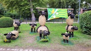 Schaffiguren aus Stroh, die in diesem Jahr in Probsteierhagen im Rahmen der Korntage gebaut wurden. © NDR Foto: Andrea Ring